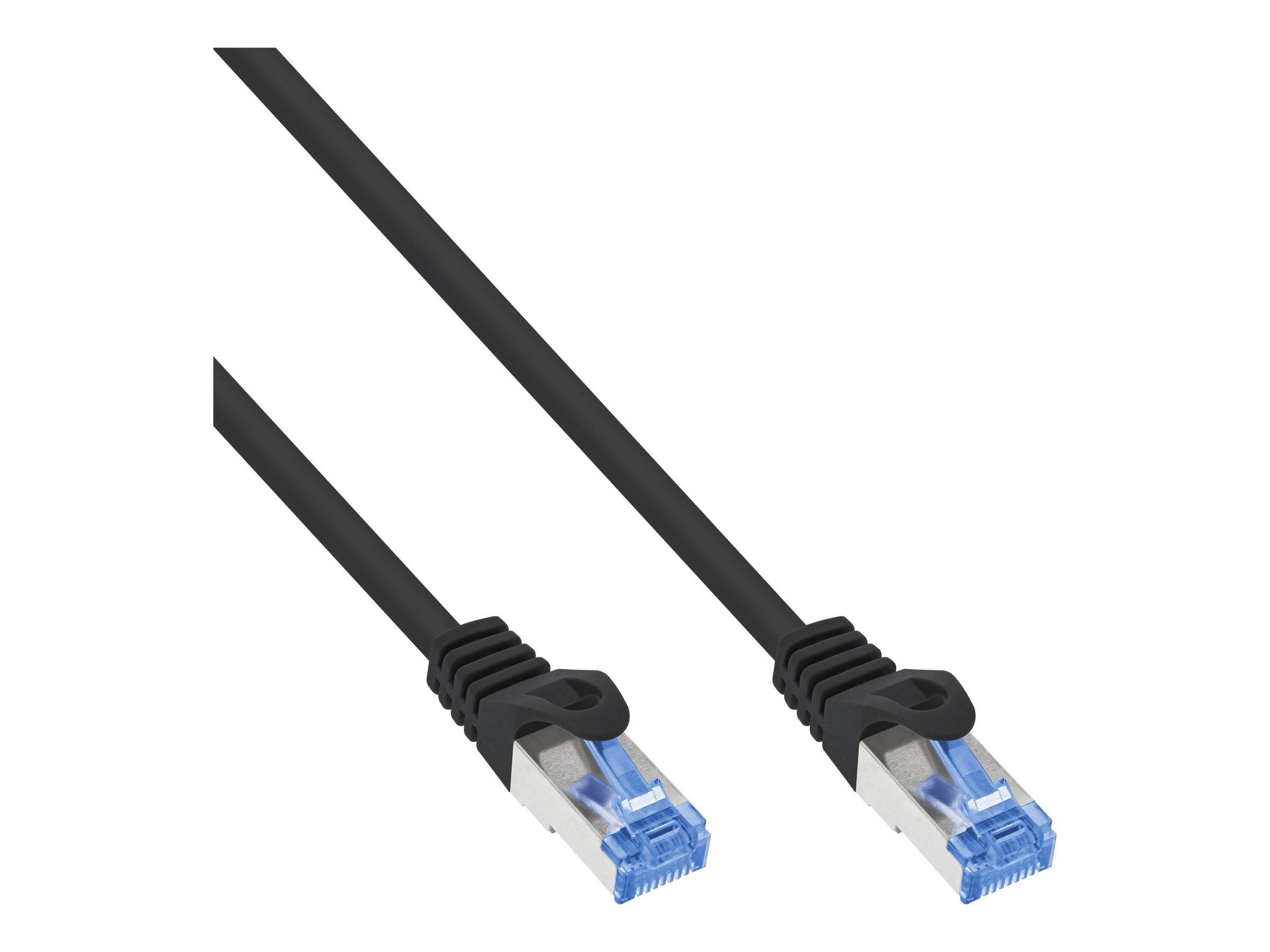 Ein schwarzes Ethernet-Kabel mit zwei Anschlüssen, die Metallgehäuse und blaue Kunststoffeinsätze aufweisen, wird gezeigt.