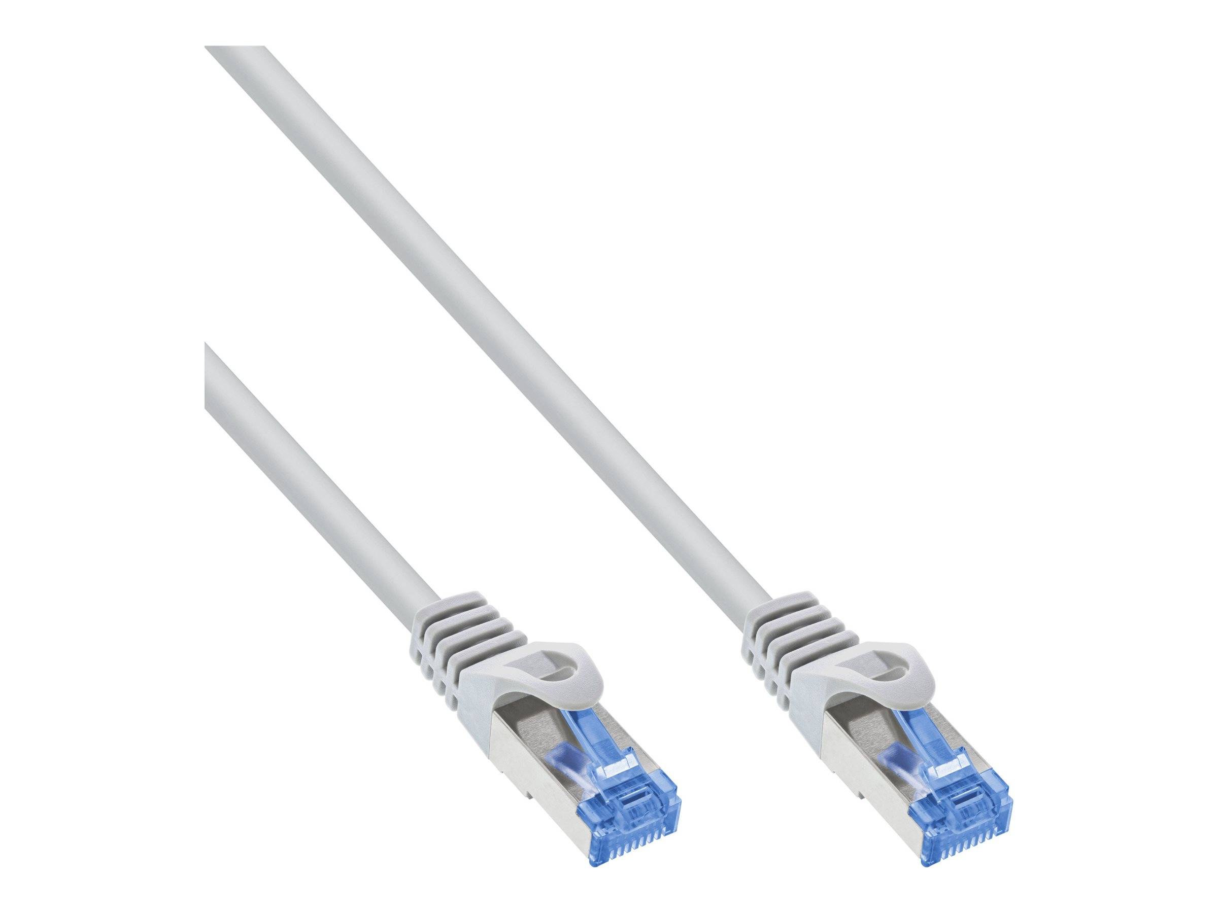 Zwei graue Ethernet-Kabel mit blauen Steckern, die einander zugewandt sind und vor einem weißen Hintergrund abgebildet sind.
