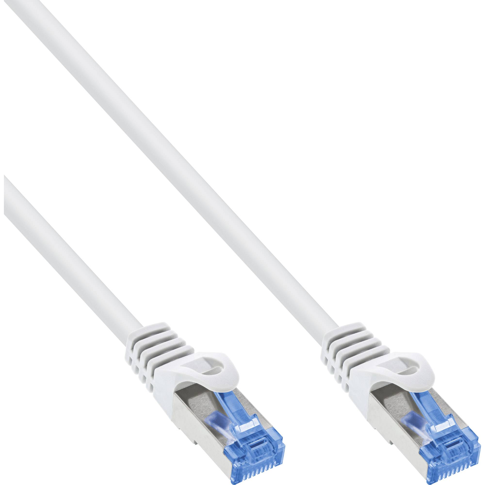 Zwei weiße Ethernet-Netzwerkkabel mit transparenten blauen RJ45-Steckern auf einfachem weißem Hintergrund.