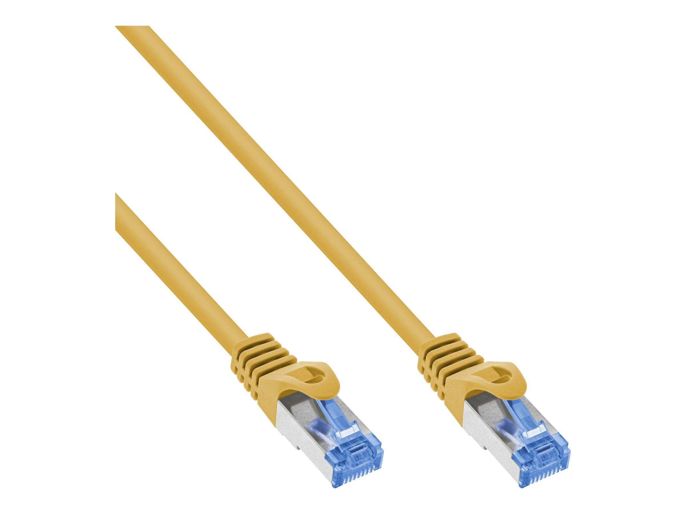 Zwei gelbe Ethernet-Kabel mit transparenten Steckern, nebeneinander ausgerichtet vor einem weißen Hintergrund, verwendet für Netzwerkverbindungen.