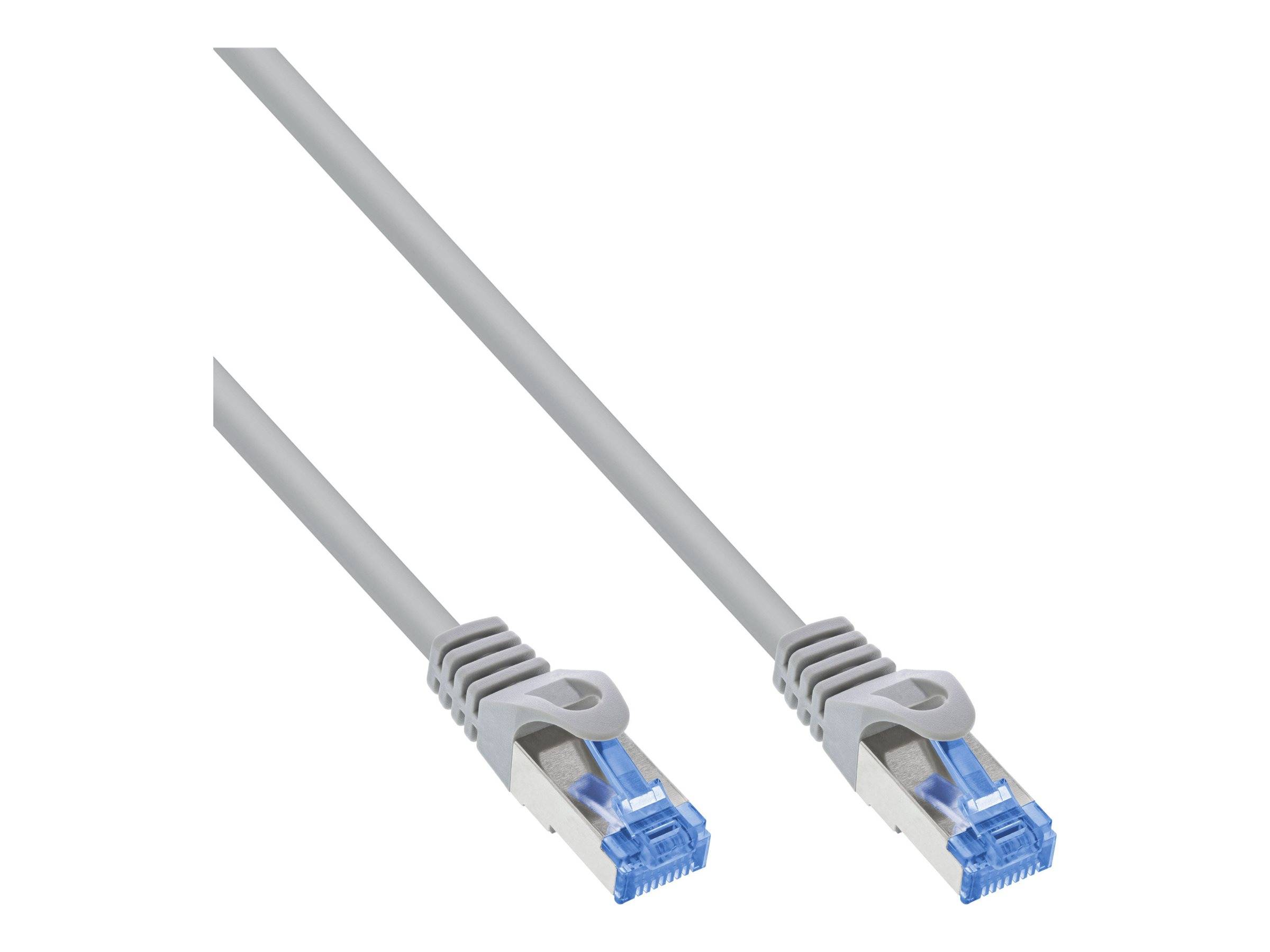 Zwei graue Ethernet-Kabel mit blauen Spitzen und transparenten Steckern, die für Netzwerkverbindungen verwendet werden.