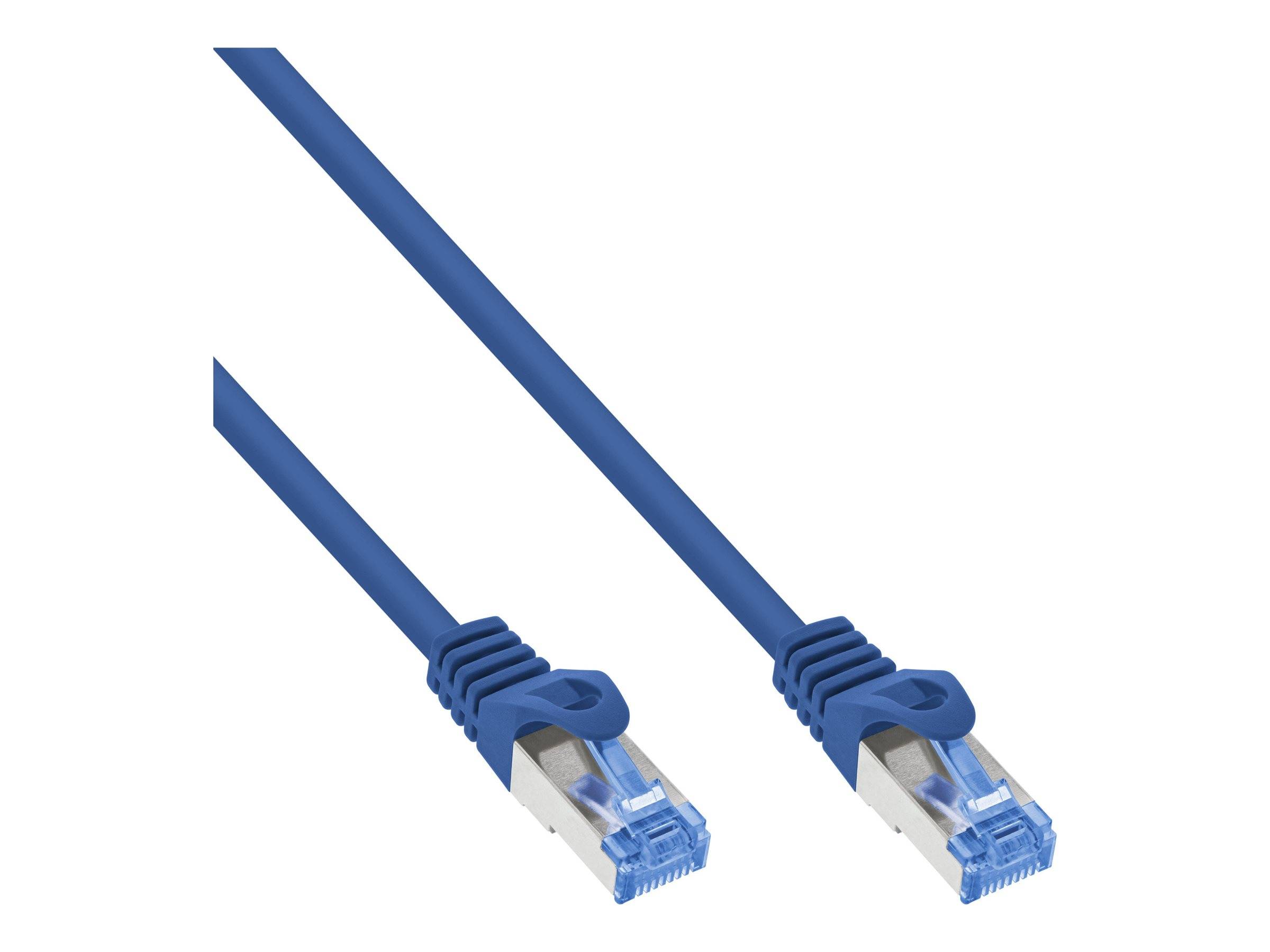 Zwei blaue Ethernet-Kabel mit silbernen Steckern, die für Netzwerkverbindungen verwendet werden.