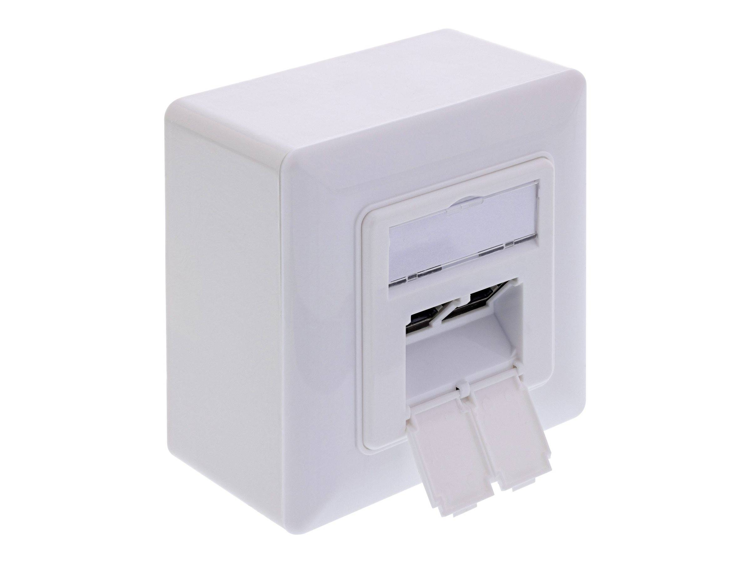 Ein weißer, an der Wand montierter Ethernet-Anschluss mit zwei Netzwerkdosen, und die Klappe, die die Anschlüsse abdeckt, ist offen.