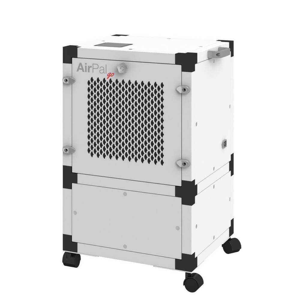 Ein weißer Luftreiniger mit einem vorderen Gitter, beschriftet mit 'AirPal'. Er verfügt über zwei Räder an der Basis, die für Mobilität konzipiert sind.