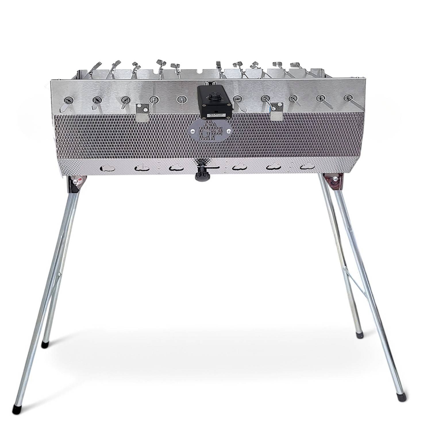 Ein tragbarer Edelstahl-Grillrost auf einem Gestell mit Spießen und Bedienknöpfen, geeignet zum Kochen im Freien.