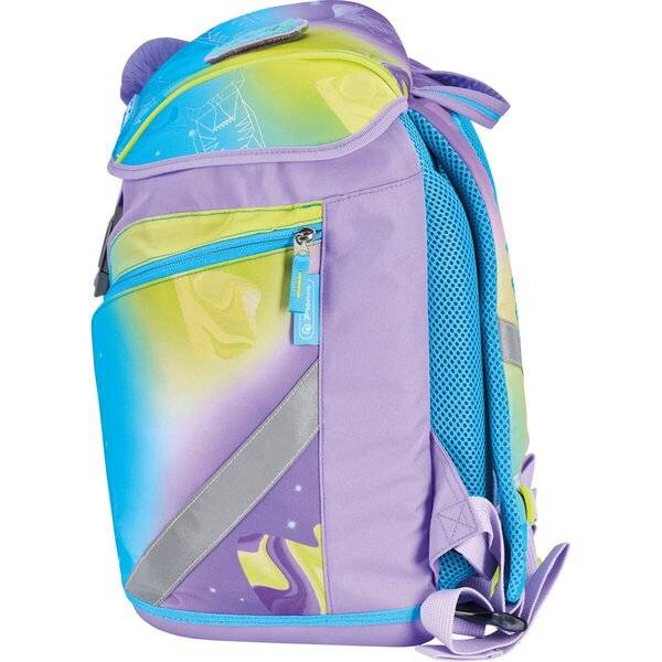 Farbenfroher Kinderrucksack mit violetten Seiten, blauer Netztasche, vorderer Reißverschlusstasche und reflektierenden Akzenten auf weißem Hintergrund.