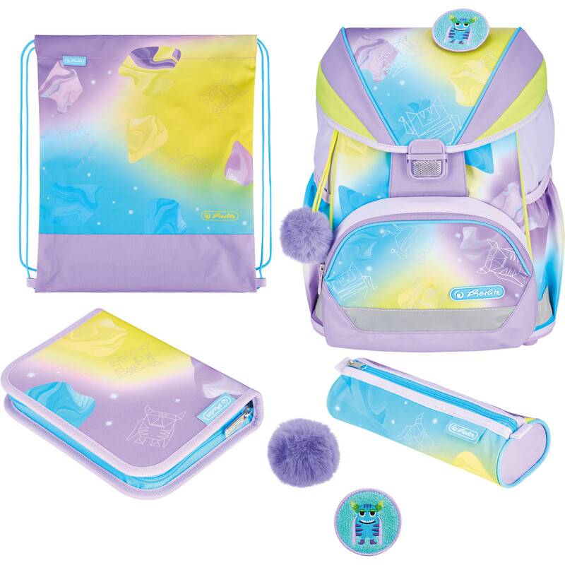 Ein Set pastellfarbener Schulmaterialien, bestehend aus einem Rucksack, einem Turnbeutel, einem Federmäppchen und einer Schreibbox, jeweils mit abstrakten blauen und gelben Designs, zwei lila Pompons und einem Abzeichen mit einer Cartoon-Figur.