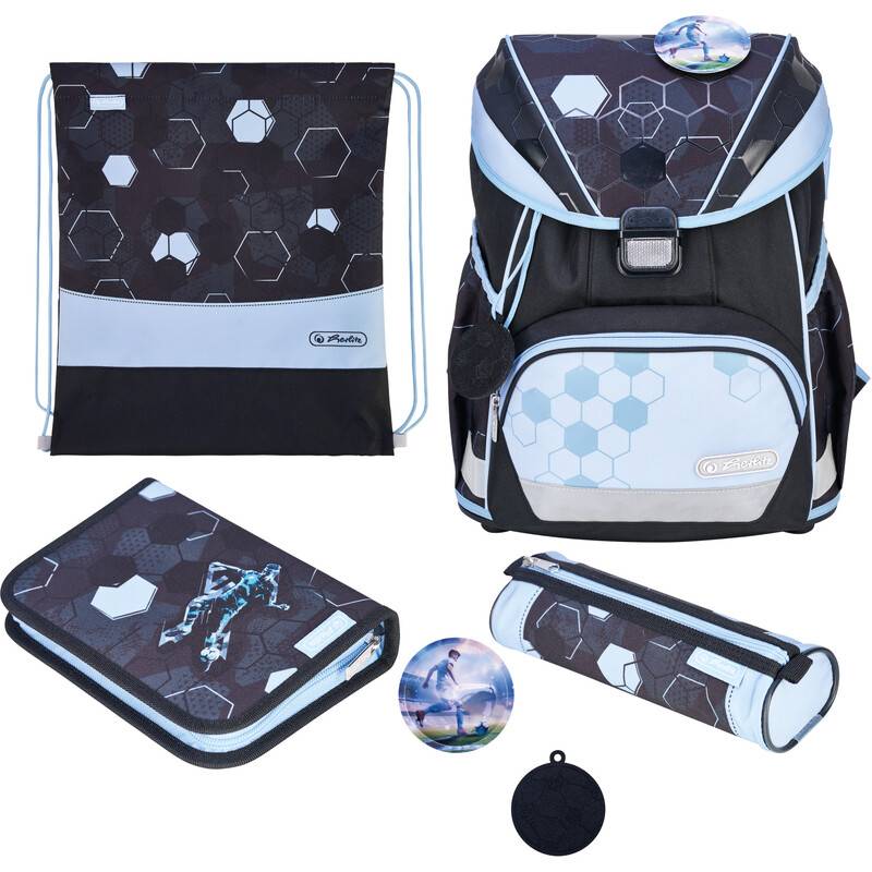 Ein Schulrucksack-Set mit sechseckigem Muster umfasst einen Rucksack, einen Turnbeutel, eine Federtasche und ein Portemonnaie, alles in Blau und Schwarz.