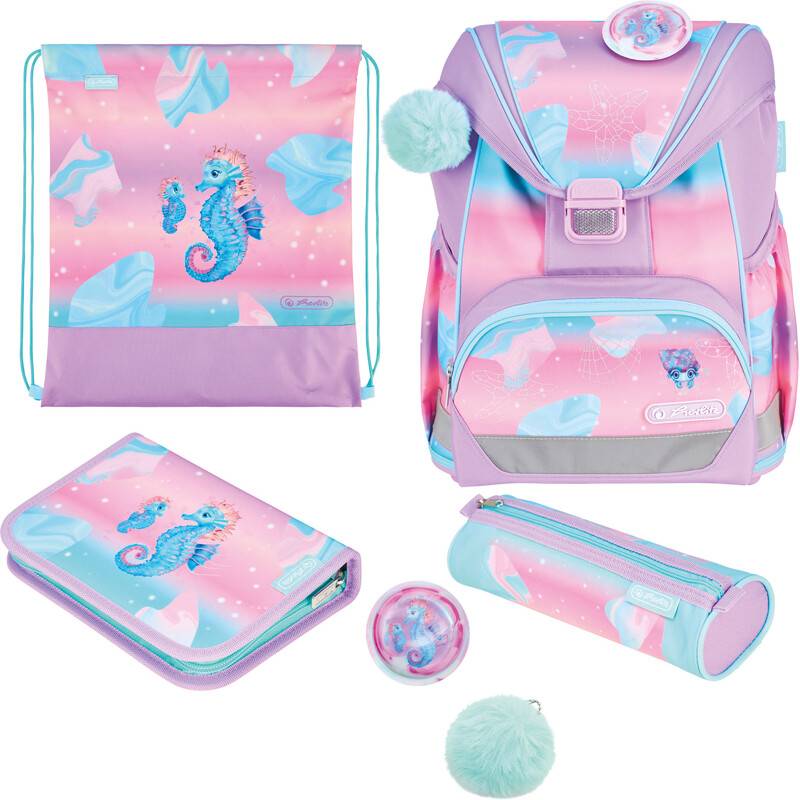 Ein Schulrucksack-Set in Rosa und Lila mit Seepferdchen-Motiv, bestehend aus einem Rucksack, einem passenden Turnbeutel, einem Federmäppchen und einem Notizbuch.