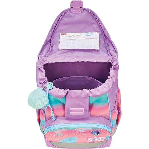 Lila und pastellfarbener Kinderrucksack, offen, mit Hauptfach, Vordertasche, hängendem flauschigem Schlüsselanhänger und Namensschildschlitz.