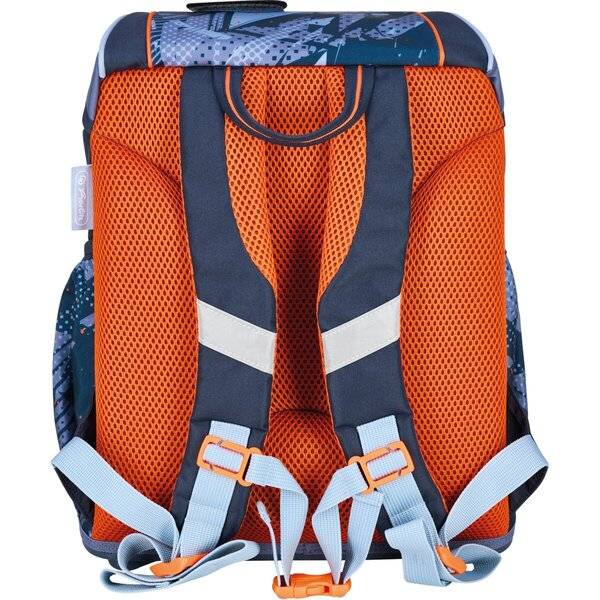 Orange und dunkelblauer Kinderrucksack mit reflektierenden Riemen und gepolstertem Rücken, von vorne vor weißem Hintergrund abgebildet.