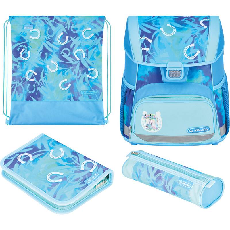 Ein Set blauer Schulaccessoires mit einem Rucksack, einem Turnbeutel, einem Portemonnaie und einem Federmäppchen. Jedes Item ist mit einem Hufeisenmuster versehen.