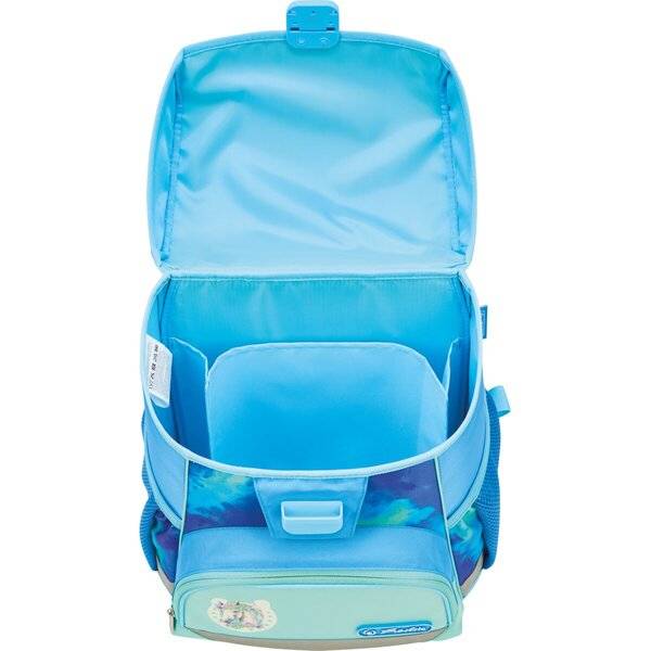 Offener blauer Kinderrucksack von vorne gezeigt mit geöffnetem Deckel, der ein geräumiges Hauptfach und eine Vordertasche zeigt.