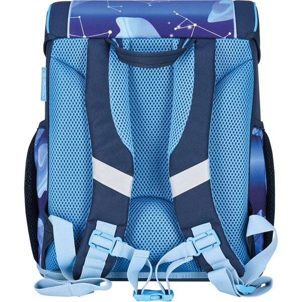 Blauer Kinderrucksack von hinten gezeigt mit gepolsterten Mesh-Schultergurten, verstellbarem Brustgurt und Seitentaschen.