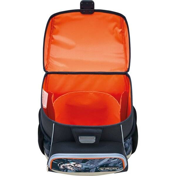 Offener schwarzer Rucksack mit leuchtend orangefarbenem isoliertem Inneren und Vordertasche auf weißem Hintergrund.