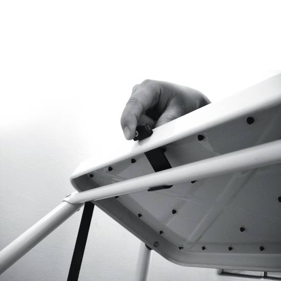 Sicherheitsleiter - Haushaltsleiter 4 Tritt –- Stehleiter mit Sicherheitsgeländer - rutschfesten Gummifläche - belastbar bis 150kg - Leiter