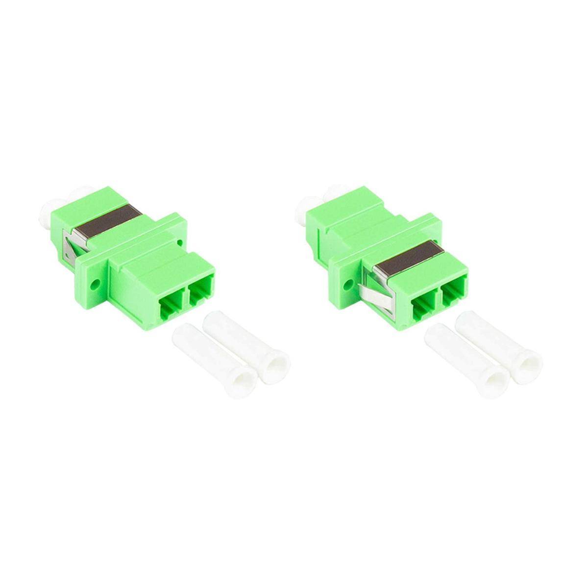 Zwei grüne Glasfaseradapter mit Schutzdeckeln auf einem weißen Hintergrund.