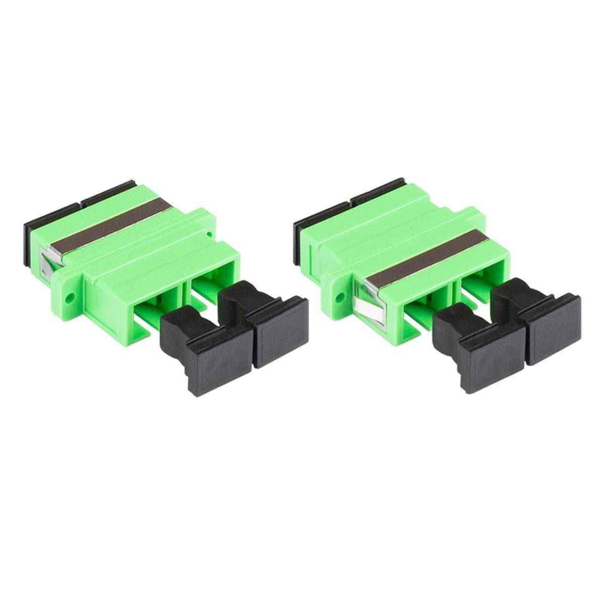 Zwei grüne Glasfaseradapter mit schwarzen Clips zum Anschluss von Kabeln in Telekommunikationsnetzen, vor einem weißen Hintergrund dargestellt.