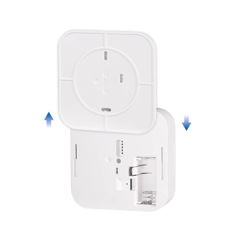 Weißes Stecker-Gerät mit einer vorderen Steckdose und unterem Batterieabteil, gezeigt mit nach oben und unten zeigenden Pfeilen, die Schieben oder Verstellung andeuten.
