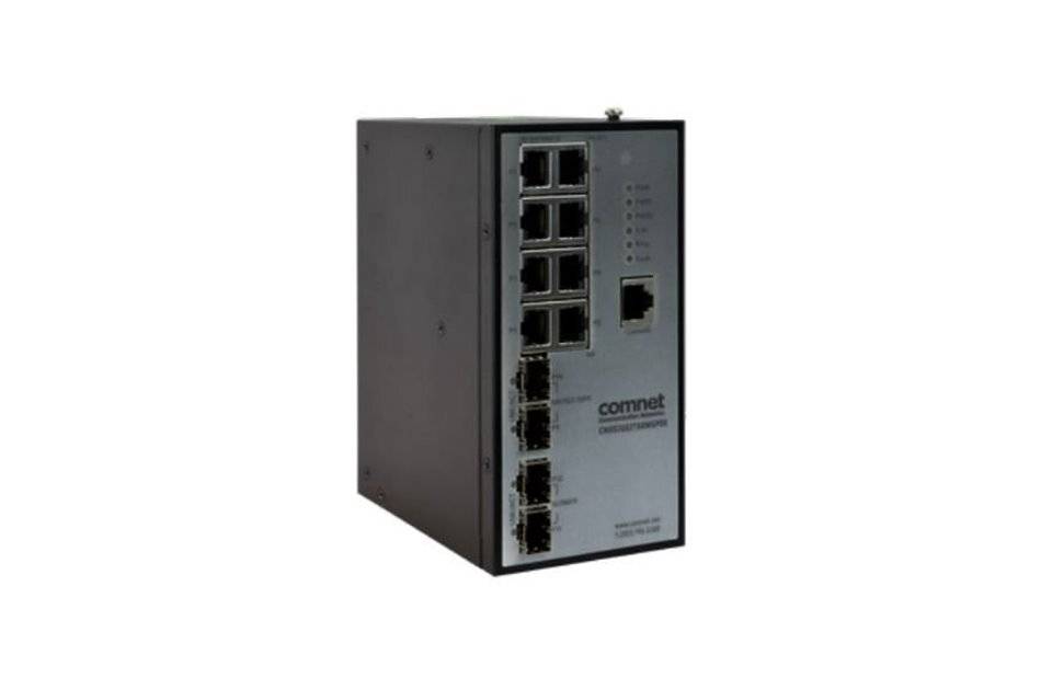 Industrieller Ethernet-Switch mit mehreren RJ45-Anschlüssen auf einem grauen Metallgehäuse, dargestellt vor weißem Hintergrund.