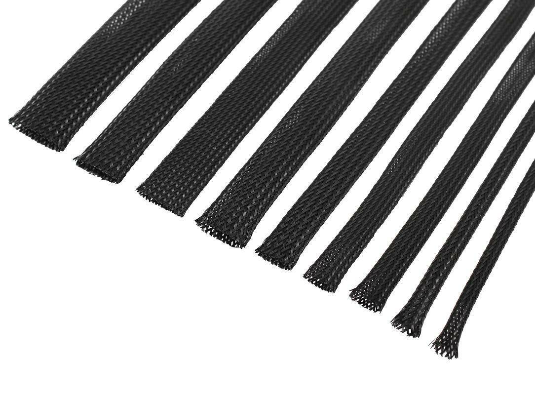 Schwarze geflochtene Kabelschläuche in verschiedenen Größen diagonal auf weißem Hintergrund angeordnet.