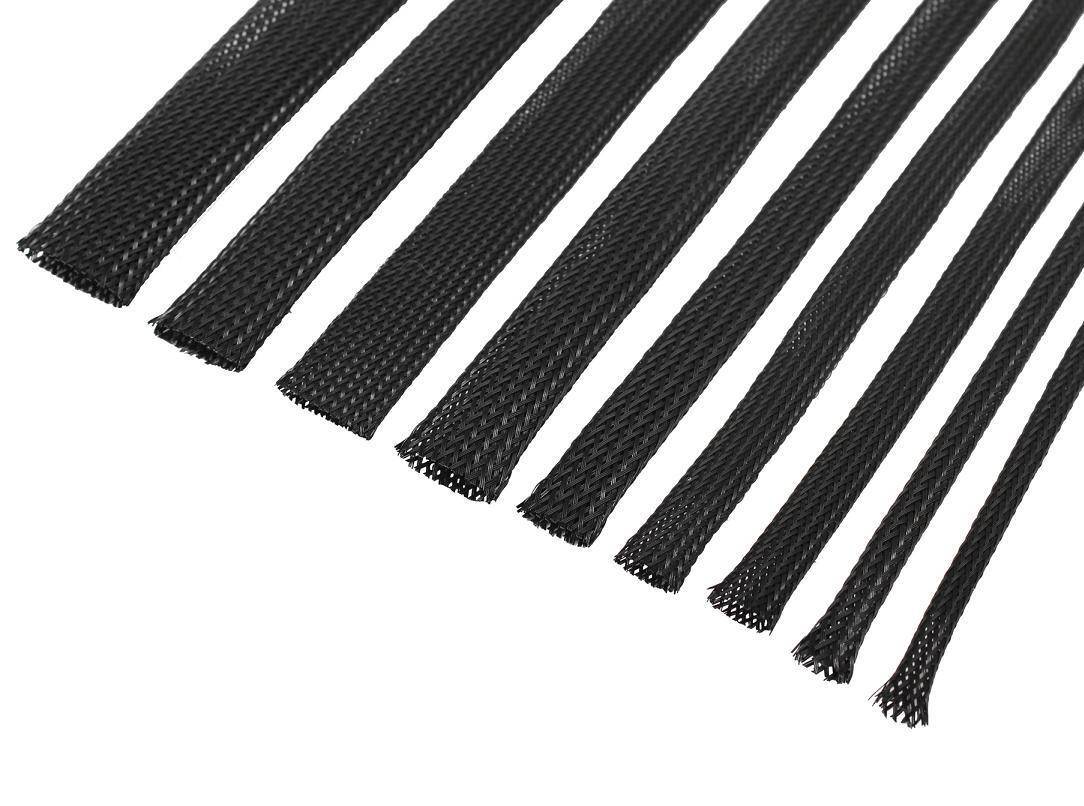 Schwarze geflochtene Kabelschläuche, gleichmäßig geschnitten, in einer Reihe angeordnet, verwendet zum Organisieren und Schützen von Kabeln.