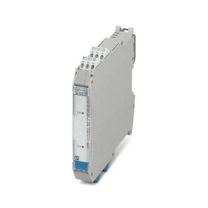 Ein schlankes, graues rechteckiges elektronisches Modul mit Anschlüssen oben und einem schmalen Profil, das für die Industrieautomation oder Steuerungssysteme verwendet wird.
