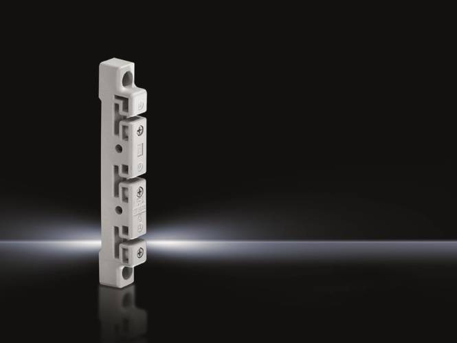 Ein kleines, vertikales, weißes elektrisches Klemmleistenblock mit Schrauben und gravierten Markierungen, dargestellt vor einem dunklen Hintergrund mit einem Glanz dahinter.