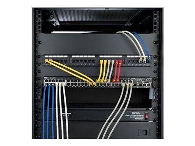 Vorderansicht eines Serverracks mit mehreren Kabeln, die mit Netzwerk-Switches verbunden sind, zeigt organisierte Netzwerkinfrastruktur.