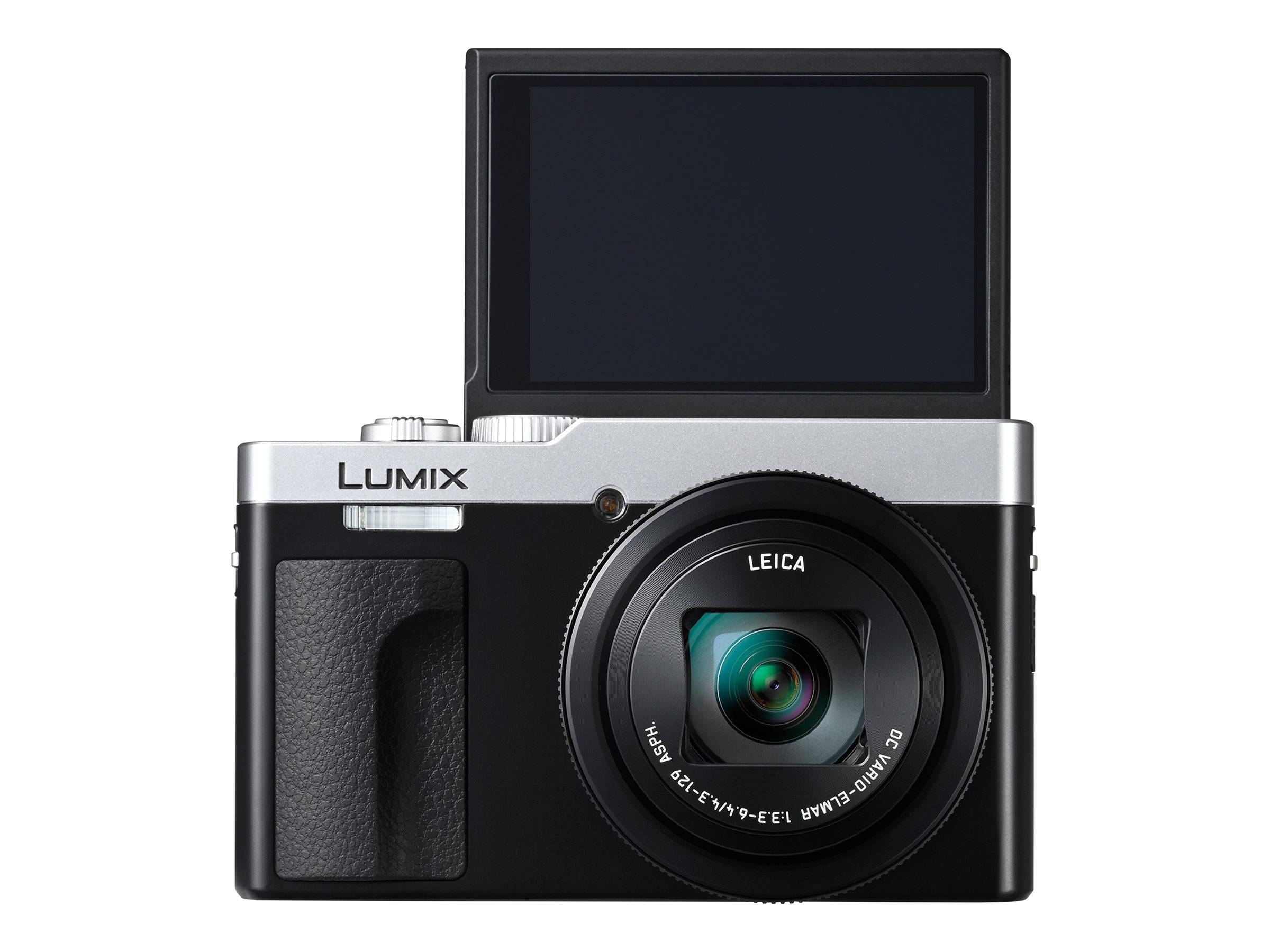 Schwarze Lumix-Digitalkamera mit großem Objektiv und ausklappbarem Rückdisplay, von vorne auf weißem Hintergrund gezeigt.