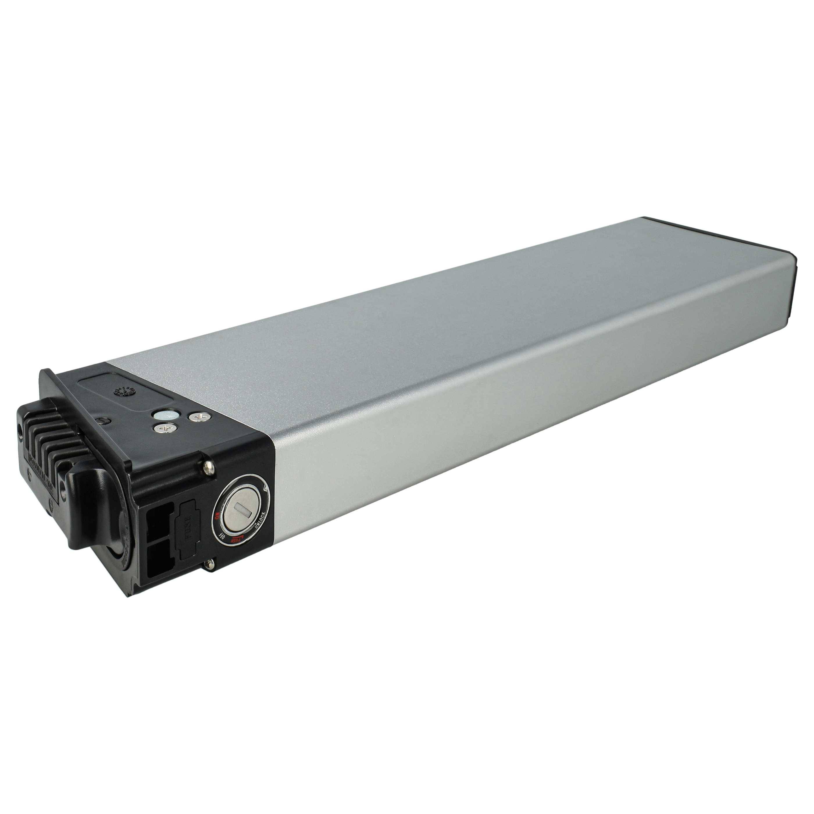 Ein rechteckiger, metallischer Fahrradbatterieakku mit schwarzer Endkappe, Einschaltknopf und Anschlussport. Wird für E-Bikes verwendet.