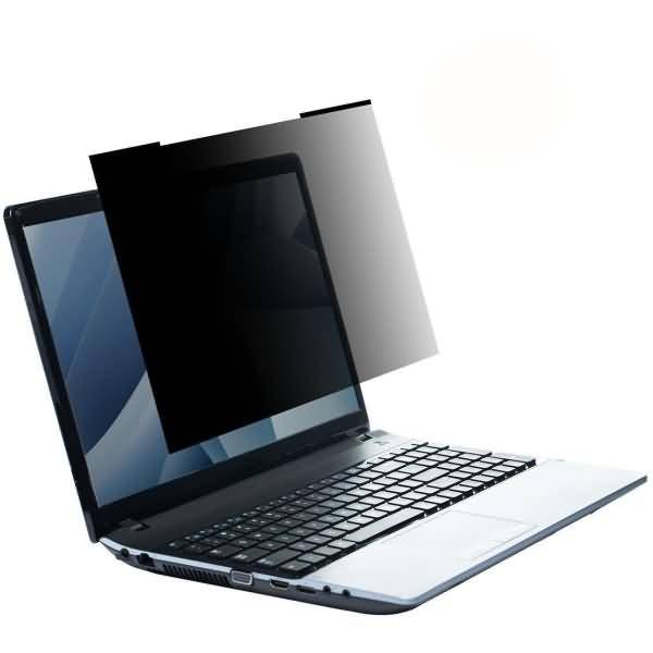 Laptop mit einem Datenschutzbildschirmfilter, der die Anzeige teilweise abdeckt, vor weißem Hintergrund dargestellt.