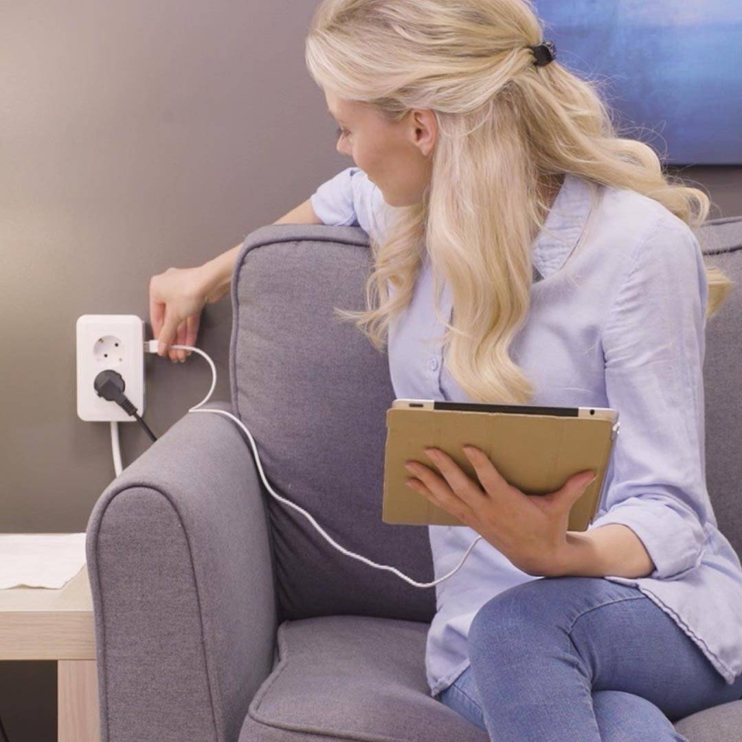 Presto Plug - Verteilersteckdose zum Kleben - Vergrößert die Reichweite Ihrer Steckdosen - 2-fach Steckdose mit 2 USB-Anschlüssen - inkl. Ablage
