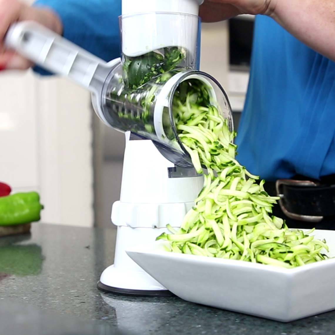 LIVINGTON Sumo Slicer Rot - Trommelreibe zum Raspeln, Schneiden, Reiben - Reibe- Gemüsehobel - Gemüseschneider für Zucchininudeln uvm.