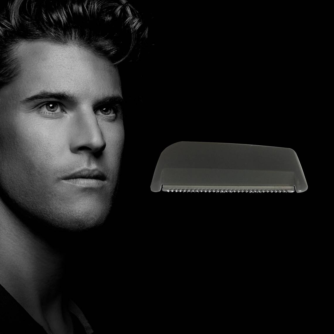 Ein Mann blickt vorwärts in Graustufen, mit einem Haarkamm, der neben ihm schwebt, vor einem dunklen Hintergrund.