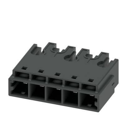 Ein schwarzer, rechteckiger Elektrostecker mit vier Schlitzen zur Drahteinfuhr und gekerbten oberen Kanten zur sicheren Befestigung.