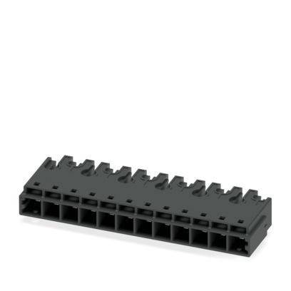 Ein schwarzer rechteckiger Kunststoffverbinder mit mehreren Schlitzen, aus einem Winkel betrachtet, entworfen für elektrische oder elektronische Anwendungen.