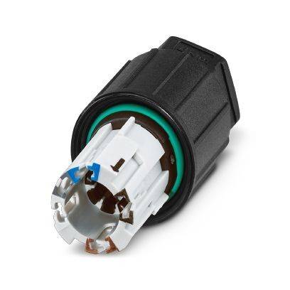 Nahaufnahme eines schwarzen elektrischen Steckerplug mit weißem innenliegenden Einsatz und grünem Dichtungsring, auf weißem Hintergrund dargestellt.