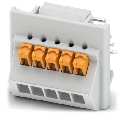 Zwei Metallwärmeschilde mit begleitenden Klammern und Schrauben, entwickelt für den Automotivanwendungen, gezeigt auf einem einfachen Hintergrund.