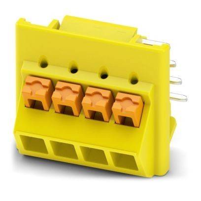 Ein gelb-orangefarbiger Elektrostecker mit vier Anschlussplätzen, der zum Verbinden von Drähten in elektronischen Geräten verwendet wird.
