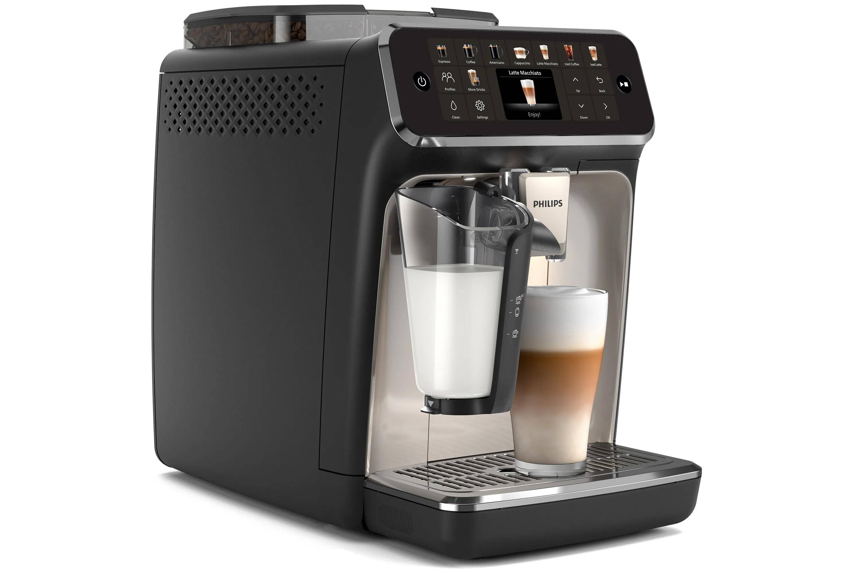 Schwarze Philips-Kaffeemaschine, die Kaffee in zwei Gläser ausschenkt, mit Milch in einem Krug und geschichtetem Espresso in einem hohen Glas auf dem Tropfblech.