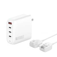 Ein weißes Multi-Port-USB-Ladegerät mit drei Anschlüssen, darunter ein orangefarbener Schnellladeanschluss, und zwei weiße Ladekabel angeschlossen.