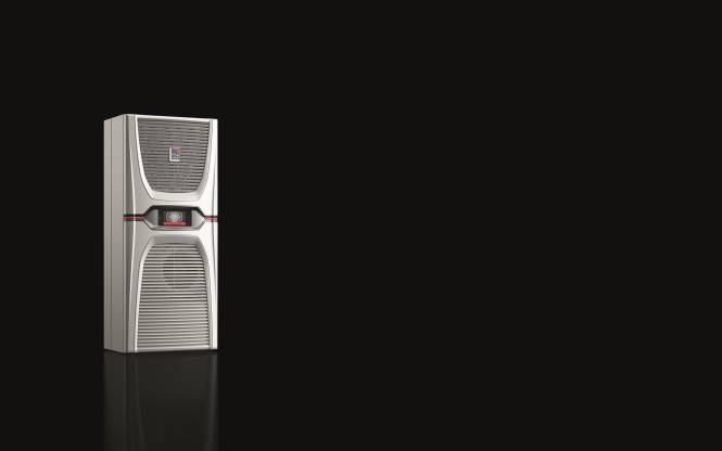 Ein großes, elegantes elektronisches Gerät mit horizontalen Linien und einem digitalen Anzeigebildschirm, vor einem einfarbig schwarzen Hintergrund platziert.