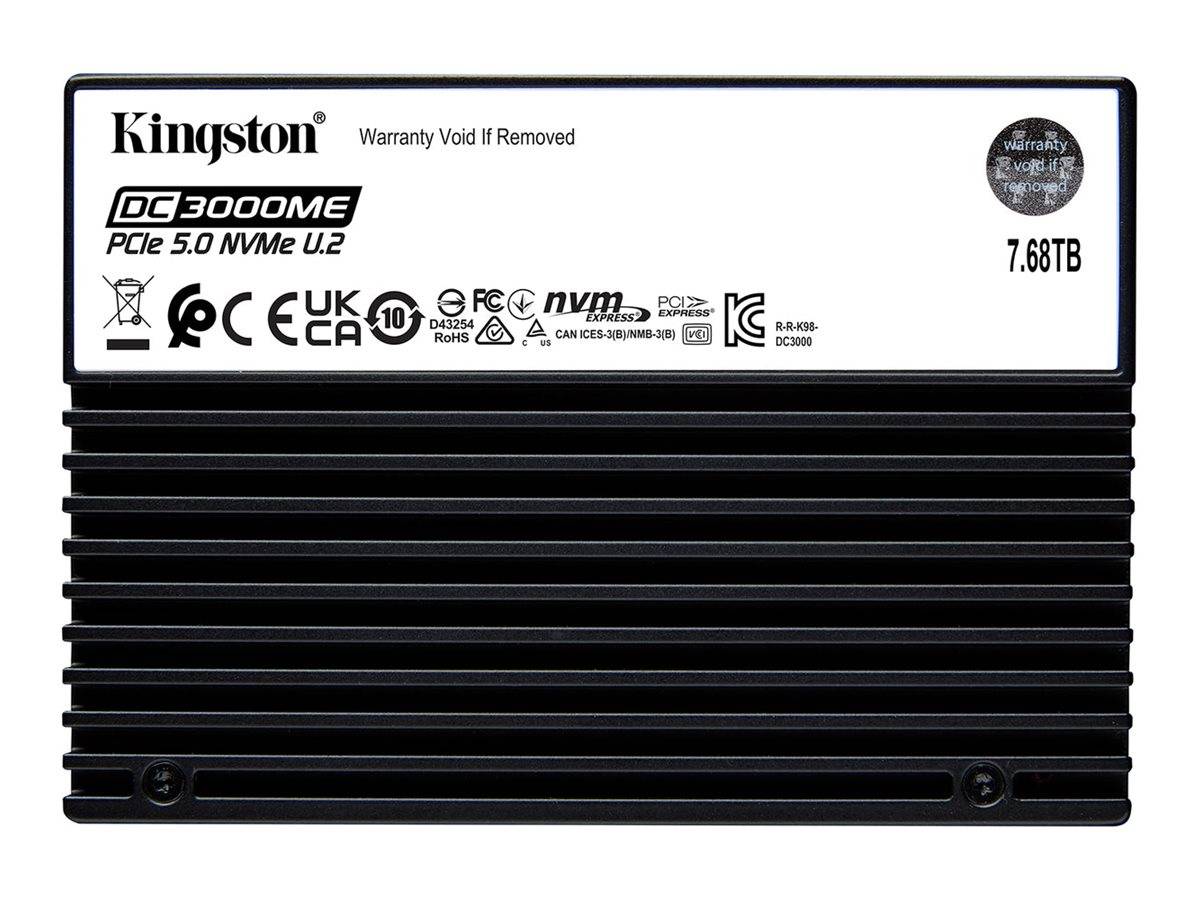 Kingston DC3000ME PCIe 5.0 NVMe U.2 Festkörperlaufwerk mit schwarzem Kühlkörper, gekennzeichnet mit 7,68 TB.