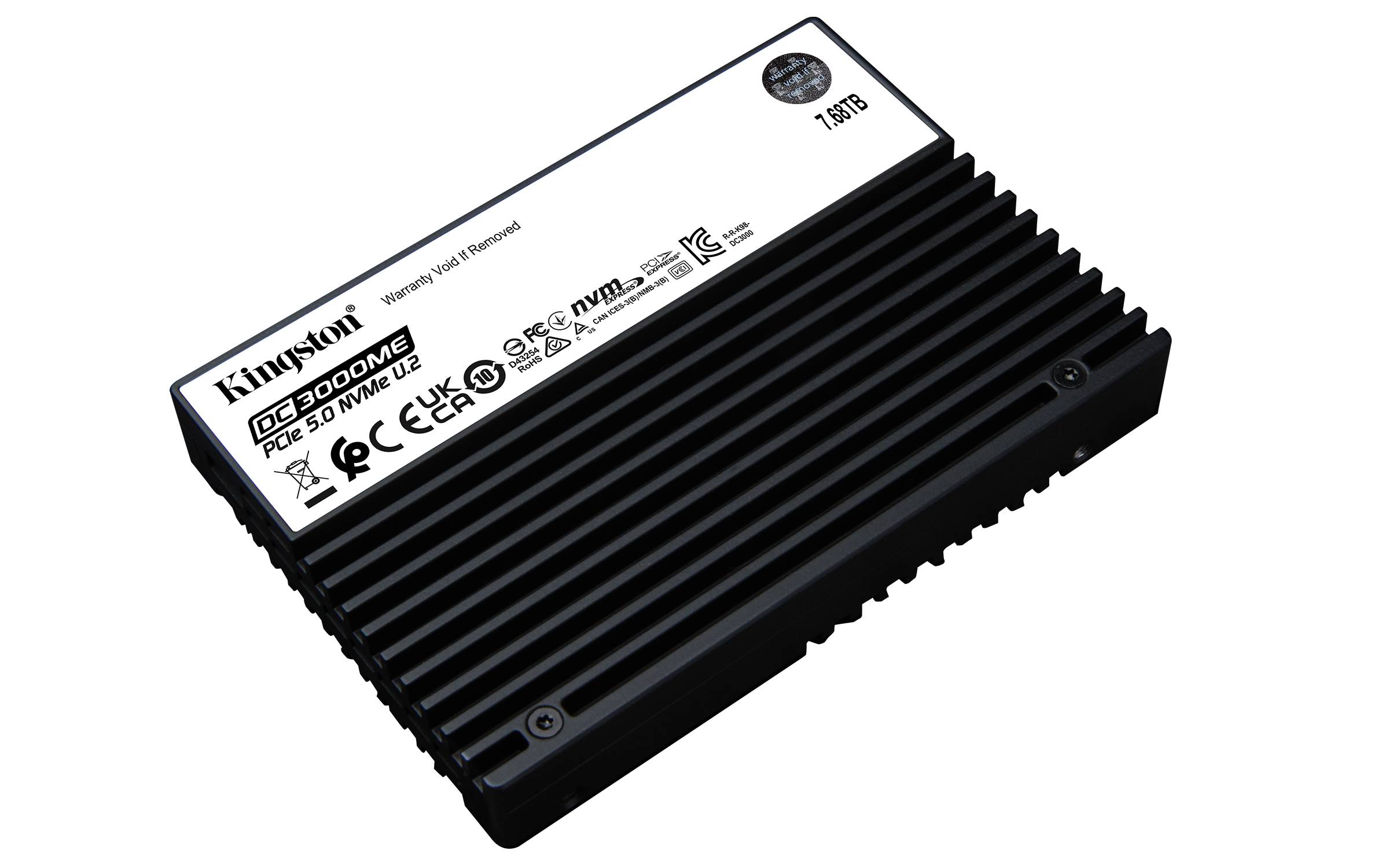 Kingston 1TB SSD mit schwarzem geripptem Kühlkörper und weißem Etikett, auf schwarzem Hintergrund gezeigt.