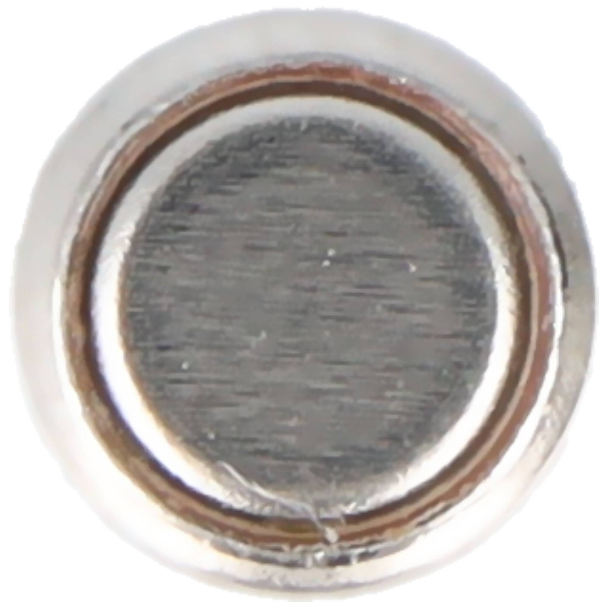 Eine kleine, runde Silberoxid-Knopfzelle mit leicht erhöhter Mitte und metallischem Glanz.