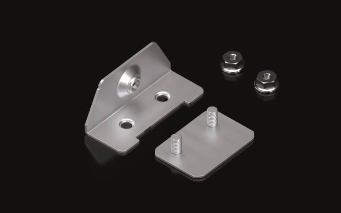 Stahlklammersatz: L-förmige Klammer mit zwei Bohrungen und einer Schraube, begleitet von einer flachen Platte mit zwei Schrauben und zwei Muttern.