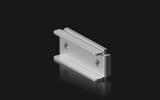Eine silberne Metallhalterung mit zwei Löchern, die zur Montage oder Unterstützung verwendet wird, wird vor einem dunklen Hintergrund präsentiert.