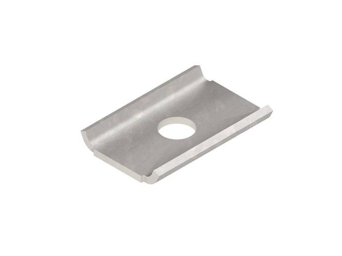 Eine rechteckige Metallhalterung mit einem zentralen kreisförmigen Loch und nach oben gewölbten Kanten, wahrscheinlich zum Befestigen oder Montieren verwendet.