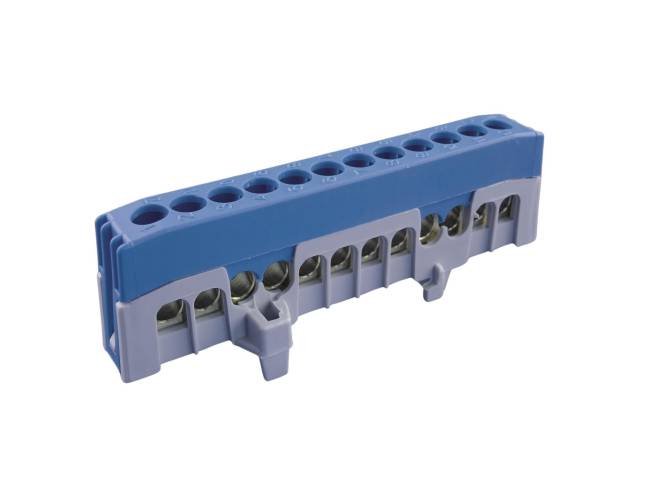 Blaue Anschlussklemme mit mehreren Verbindungssteckplätzen für elektrische Verkabelung.